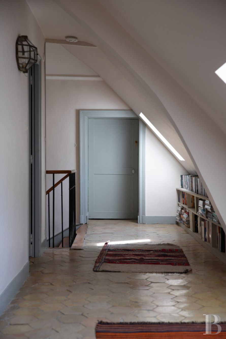 Dans le Perche, au nord-est de Bellême, une maison des 18e et 19e siècle au milieu de grands arbres  - photo  n°35